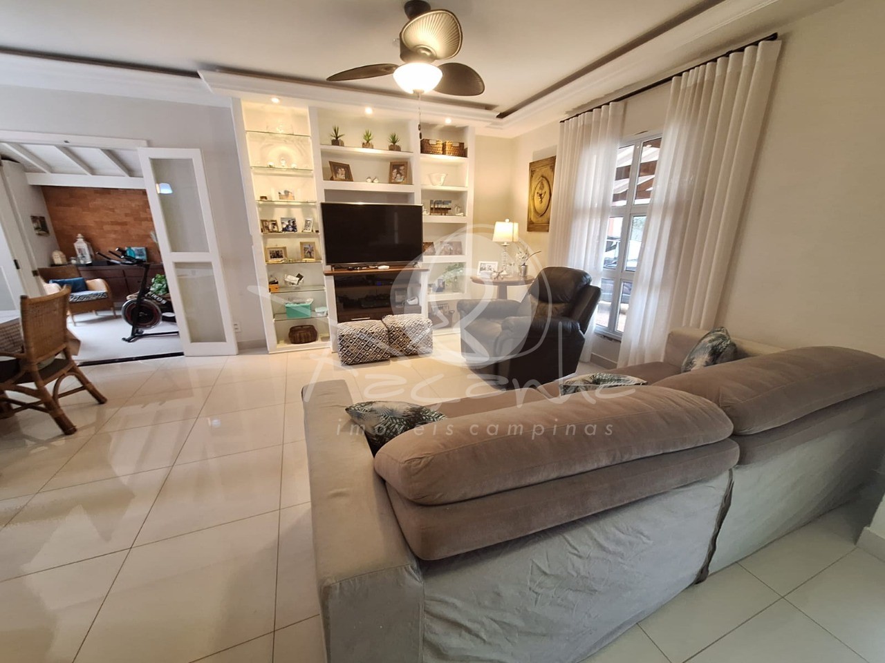 Casa de Condomínio à venda com 3 quartos, 234m² - Foto 2