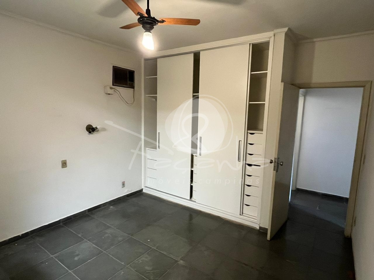 Casa à venda e aluguel com 5 quartos, 300m² - Foto 3