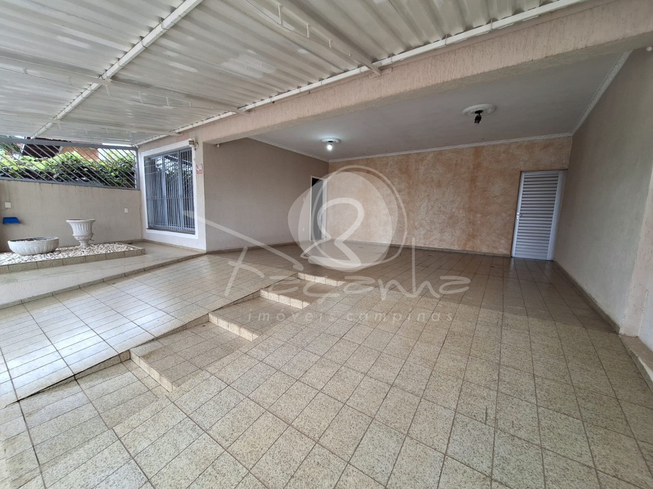 Casa à venda com 3 quartos, 250m² - Foto 1