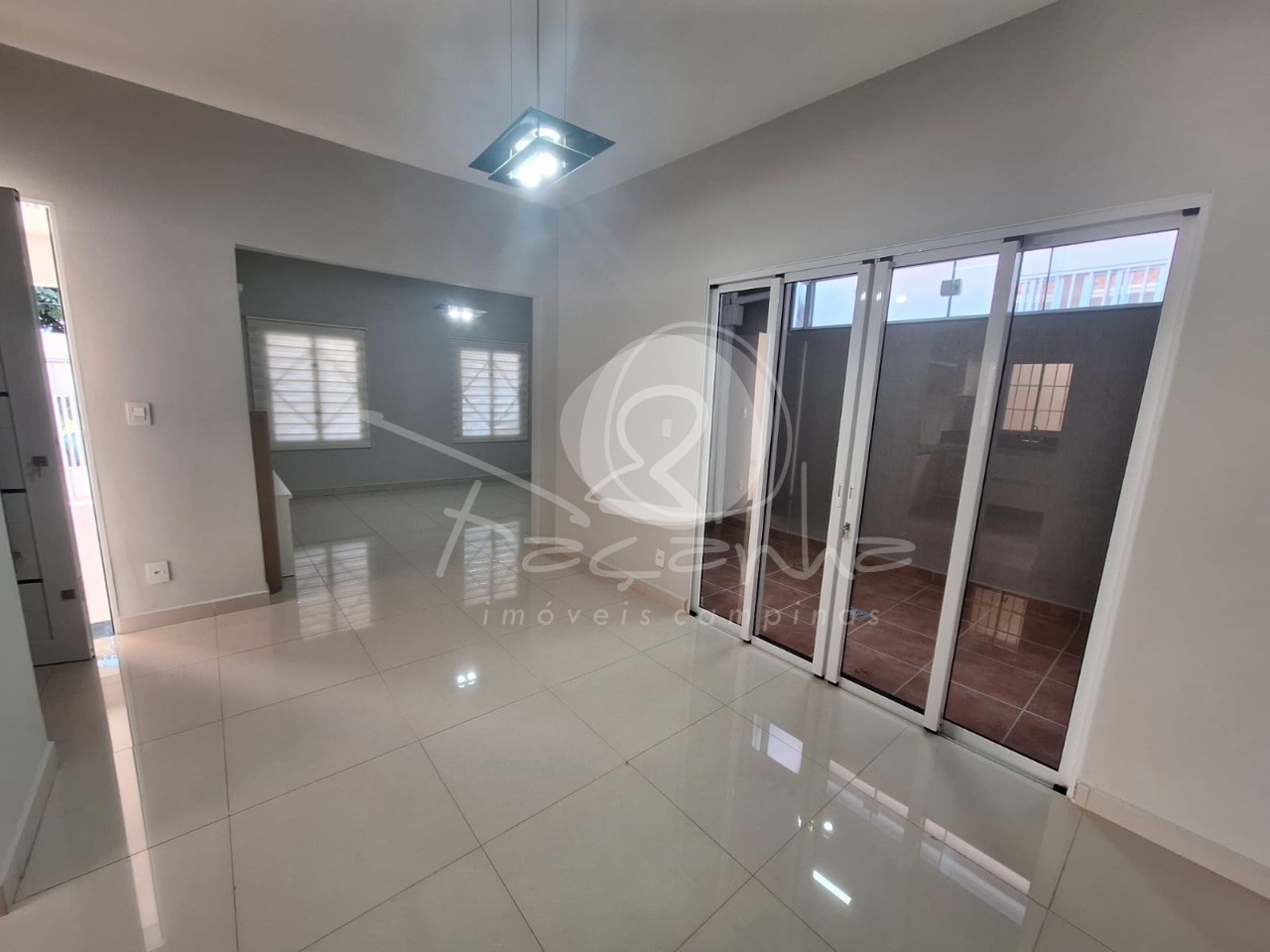 Casa para alugar com 3 quartos, 224m² - Foto 2