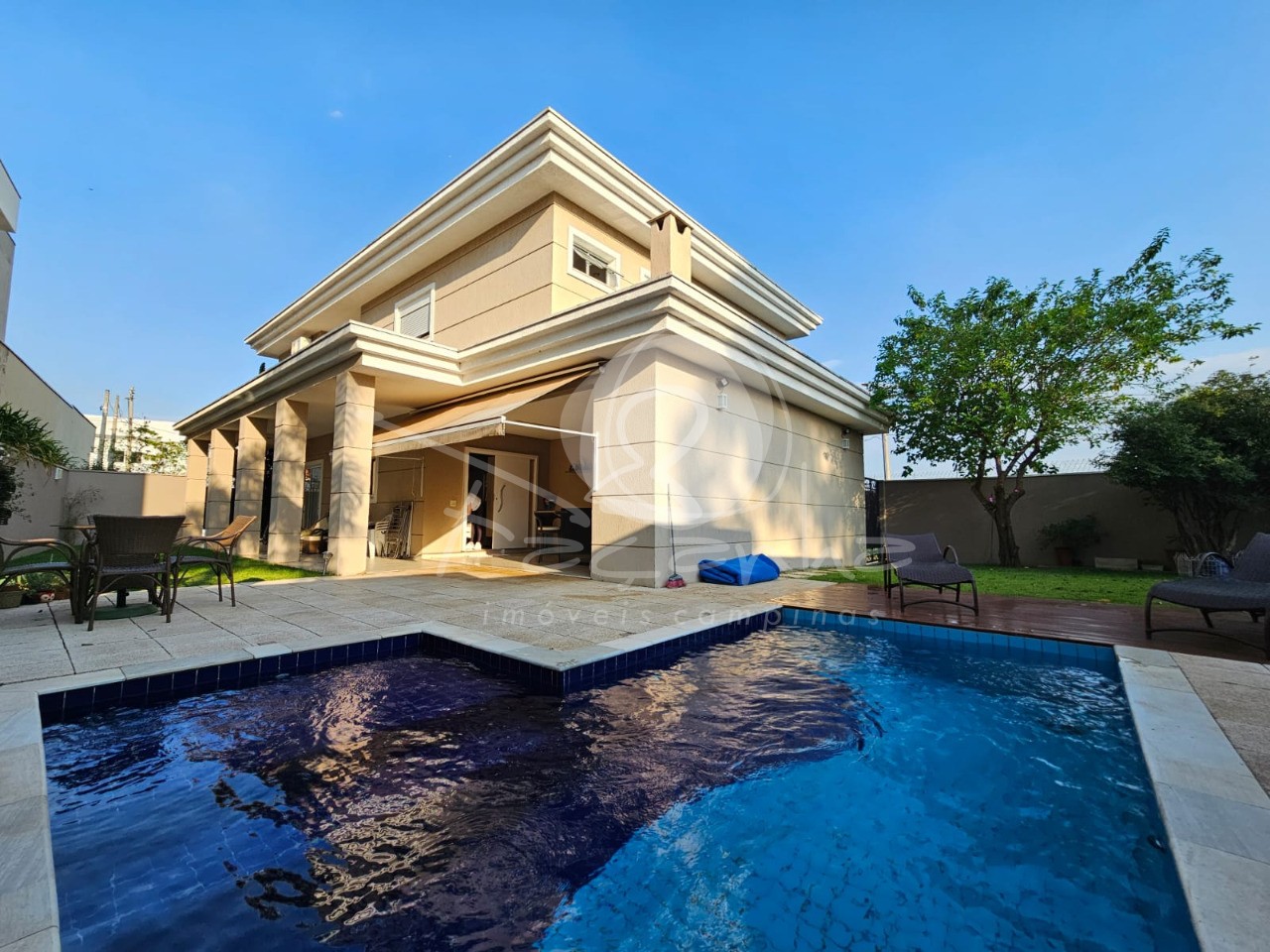 Casa de Condomínio à venda com 4 quartos, 273m² - Foto 1