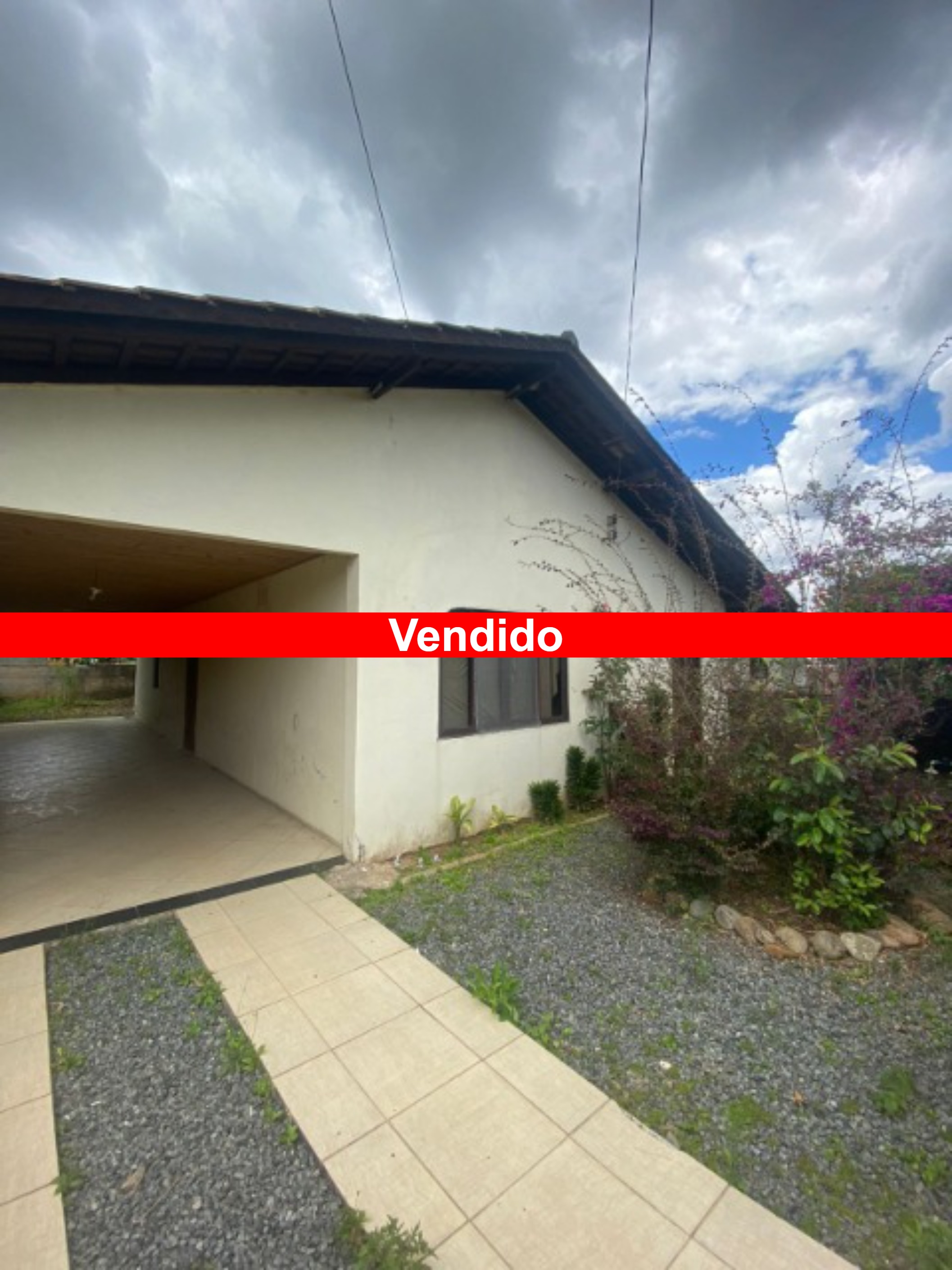 Casa à venda com 3 quartos, 360m² - Foto 1