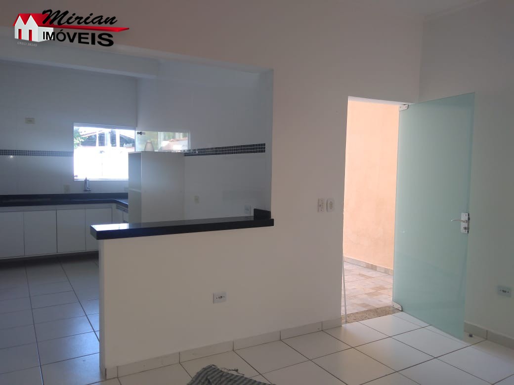 Casa à venda com 2 quartos, 70m² - Foto 3