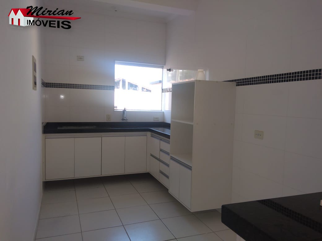 Casa à venda com 2 quartos, 70m² - Foto 2