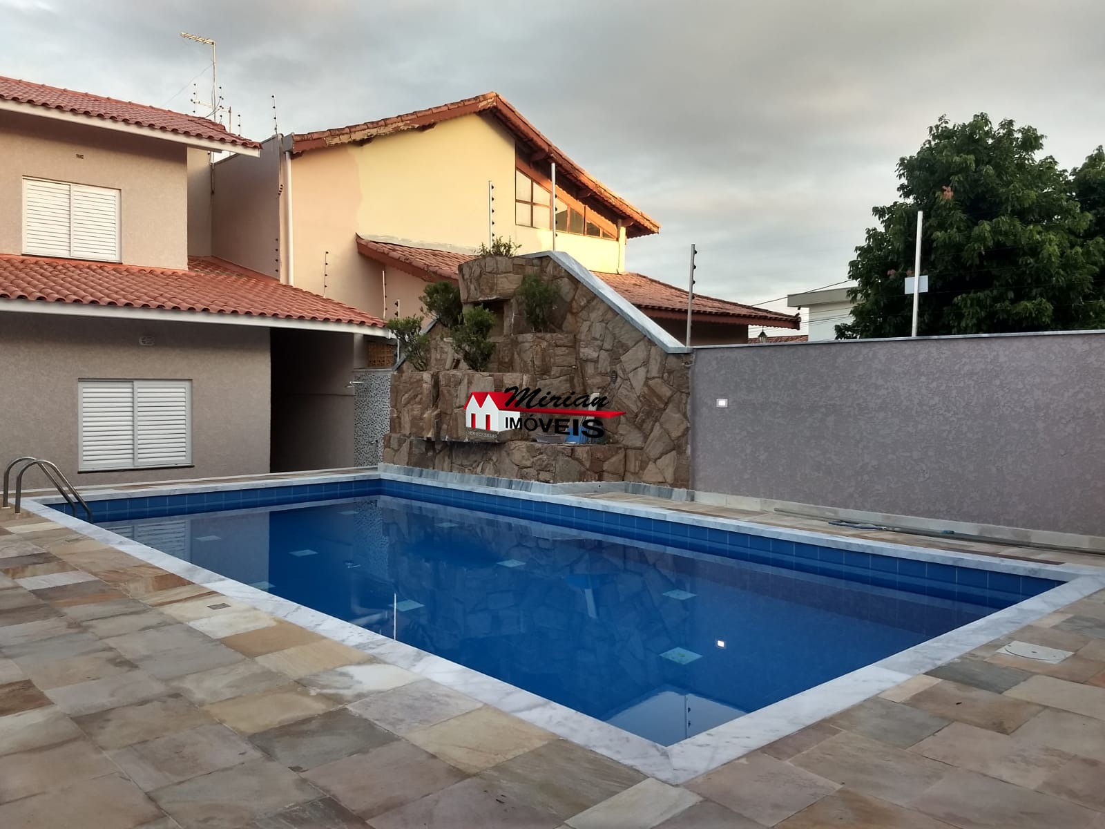 Casa à venda com 5 quartos, 240m² - Foto 4