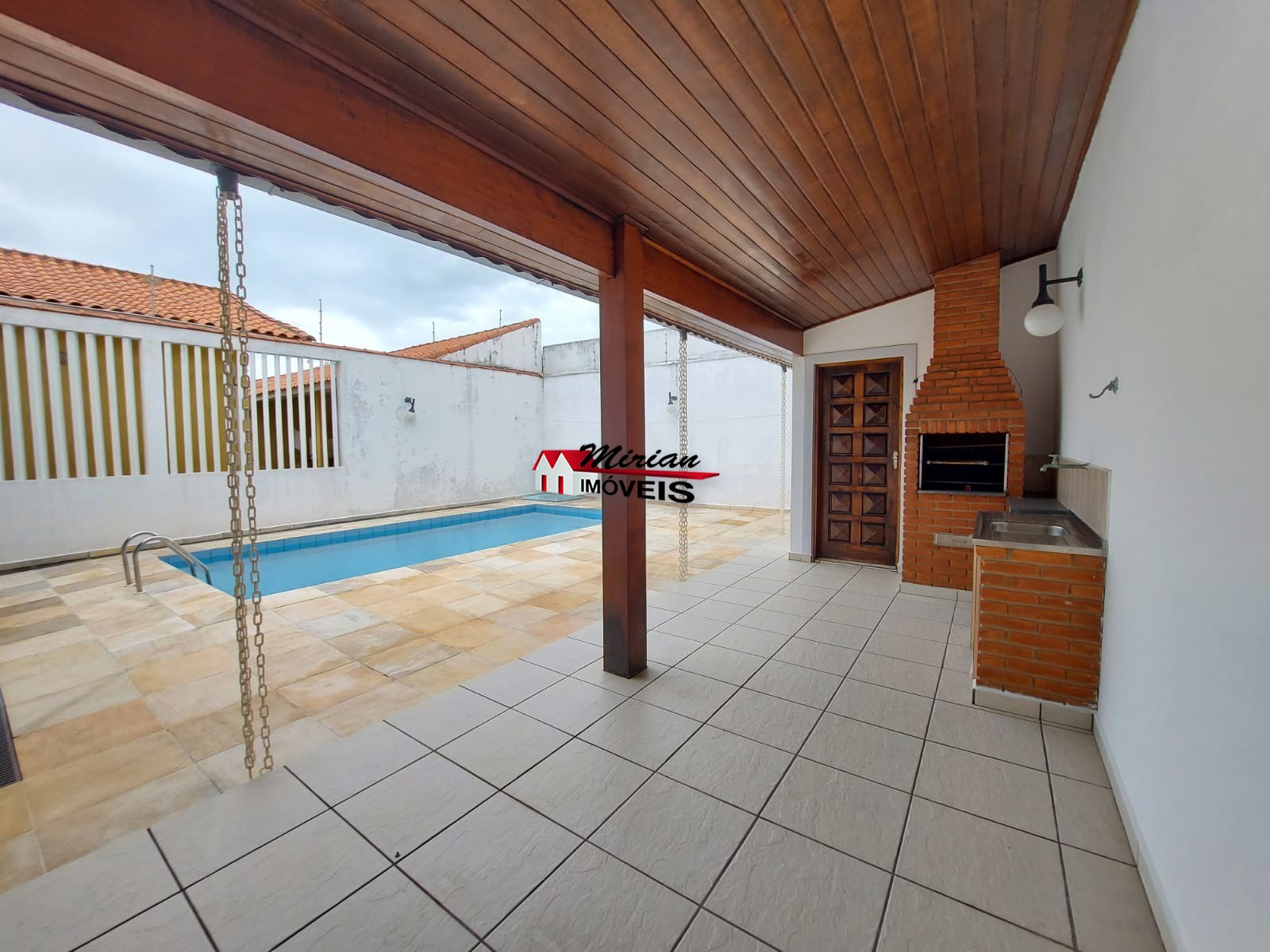 Casa à venda com 3 quartos, 130m² - Foto 2