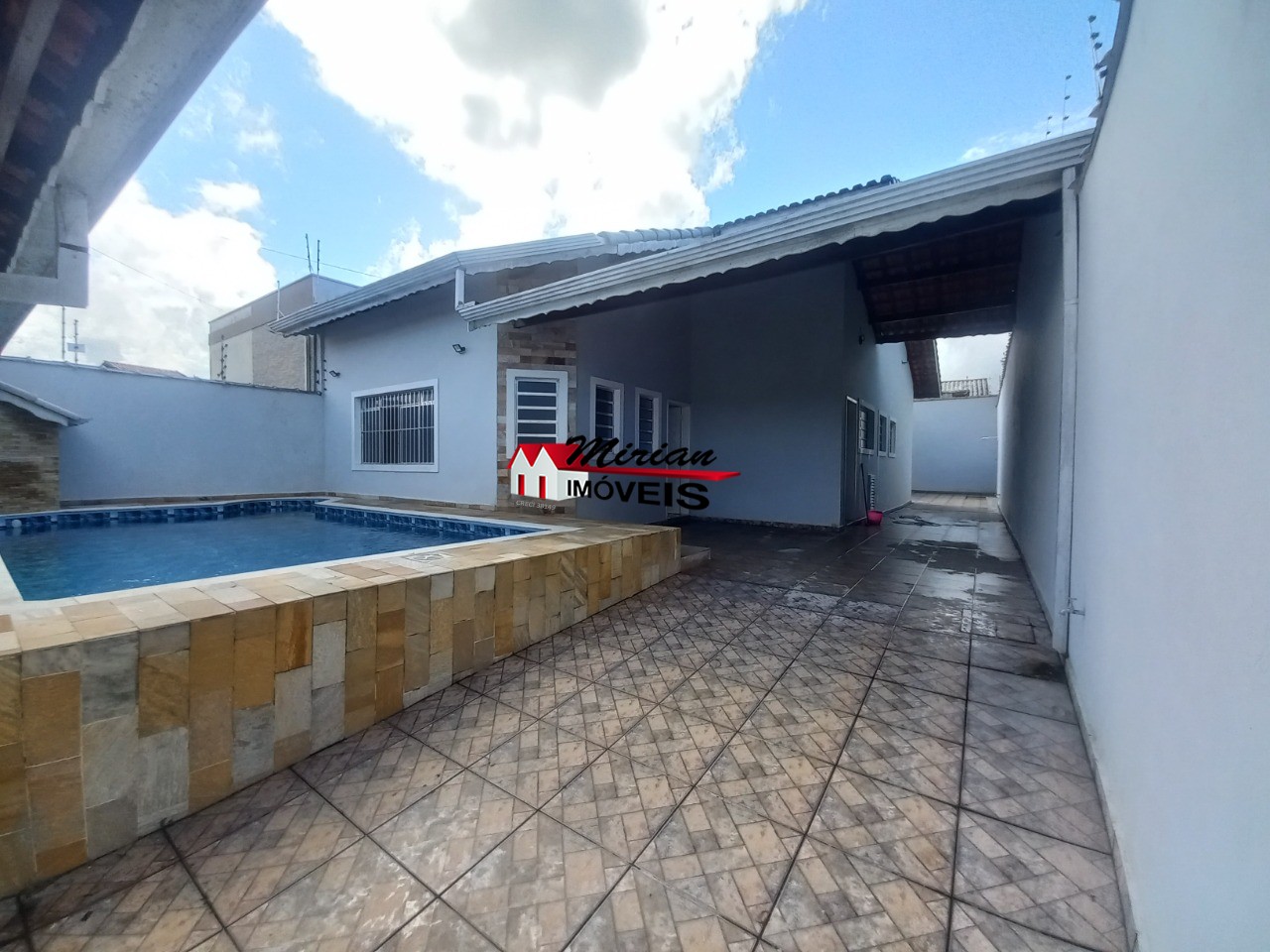 Casa à venda com 3 quartos, 149m² - Foto 1