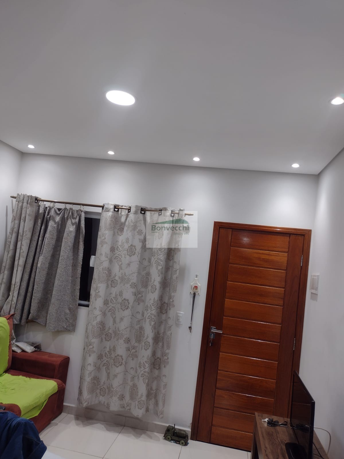 Casa à venda com 2 quartos, 100m² - Foto 1