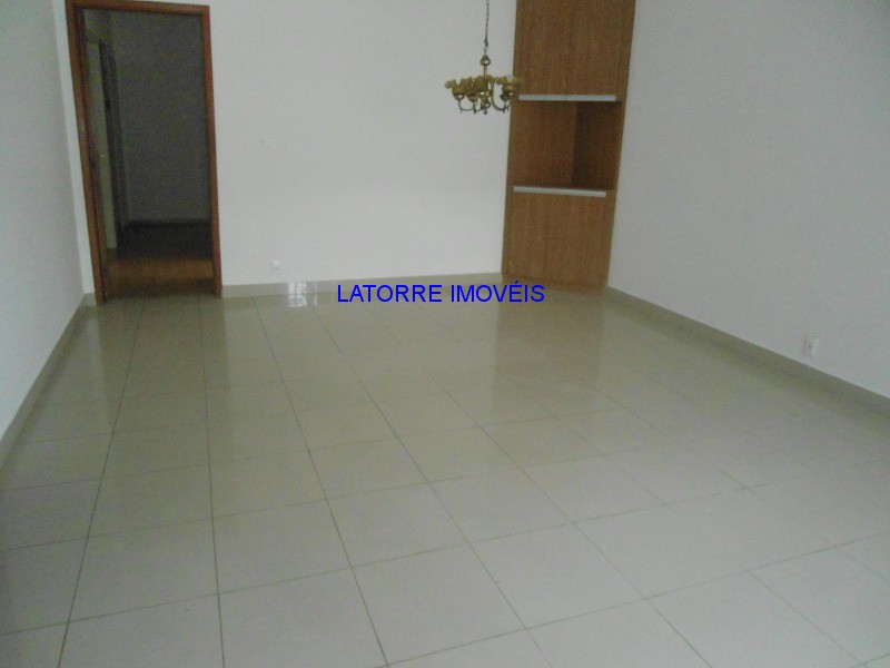 Casa para alugar com 3 quartos, 300m² - Foto 2