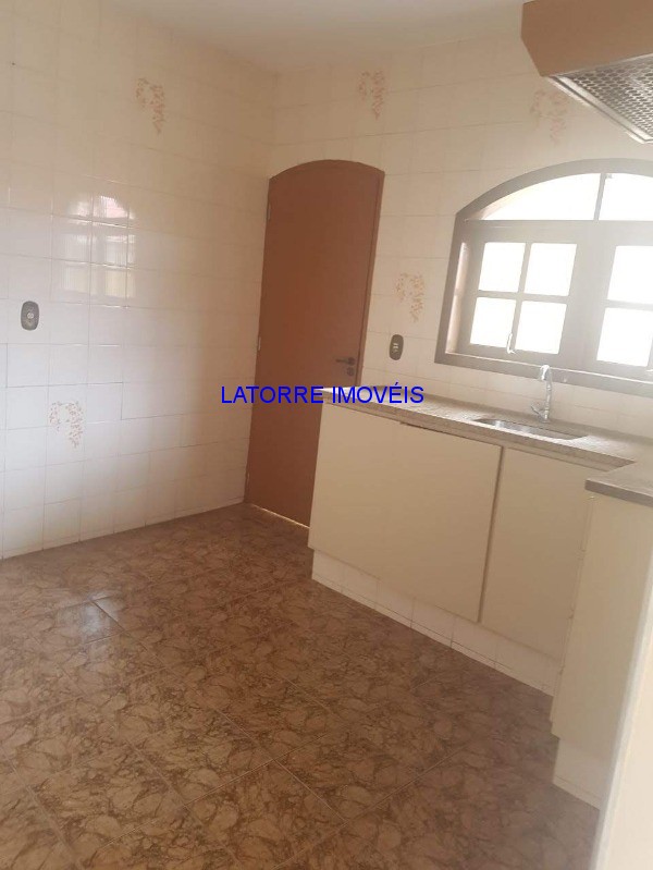 Casa à venda com 4 quartos, 250m² - Foto 4