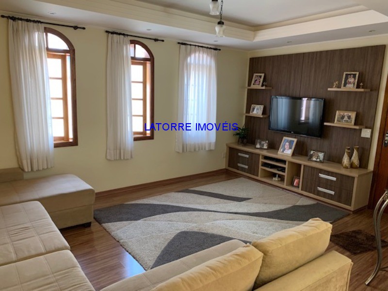 Casa à venda com 3 quartos, 300m² - Foto 1