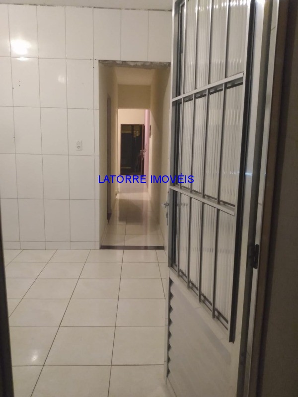 Casa à venda com 4 quartos, 170m² - Foto 2