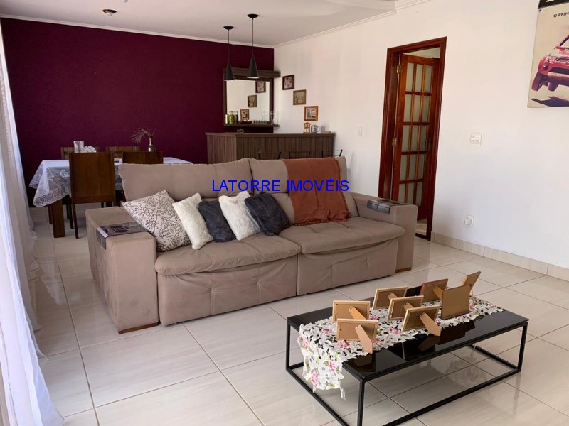 Sobrado à venda com 3 quartos, 250m² - Foto 2