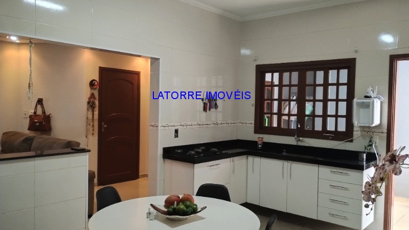 Casa à venda com 3 quartos, 175m² - Foto 4