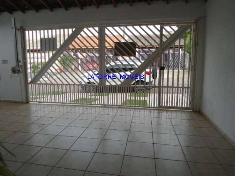 Casa à venda com 2 quartos, 140m² - Foto 1