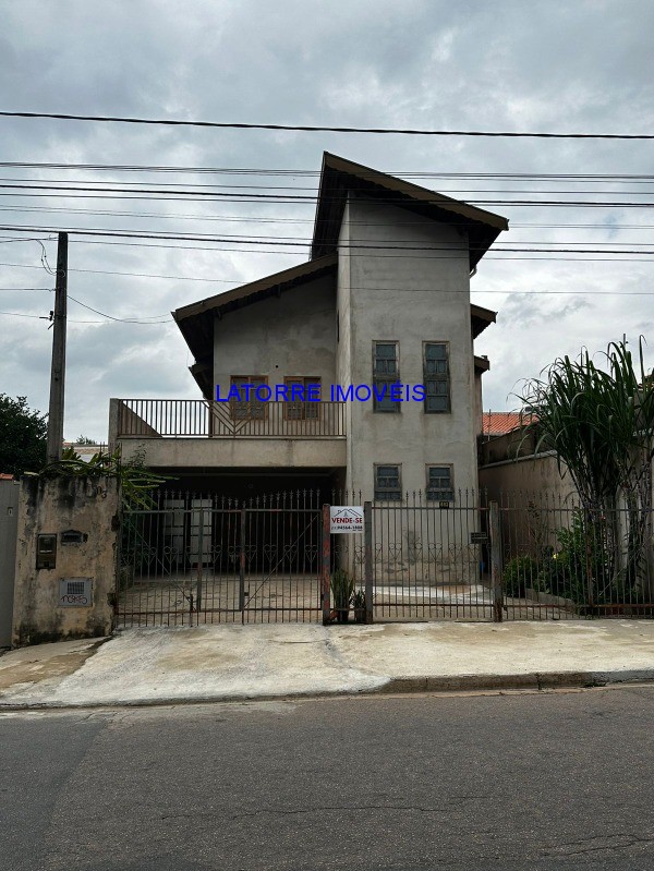 Casa à venda com 3 quartos, 300m² - Foto 1