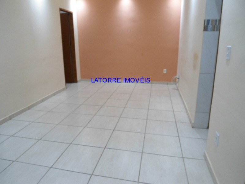 Casa à venda com 2 quartos, 200m² - Foto 2