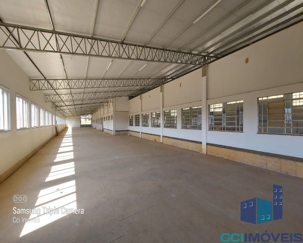 Depósito-Galpão-Armazém para alugar, 1700m² - Foto 1