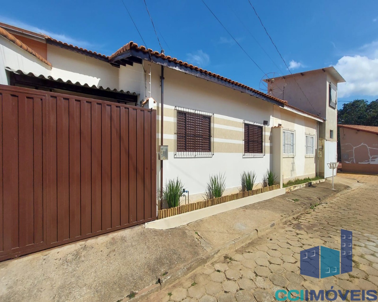 Casa à venda e aluguel com 3 quartos, 110m² - Foto 2