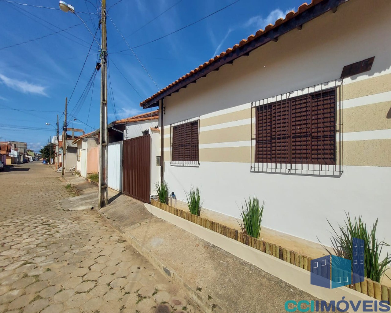 Casa à venda e aluguel com 3 quartos, 110m² - Foto 1