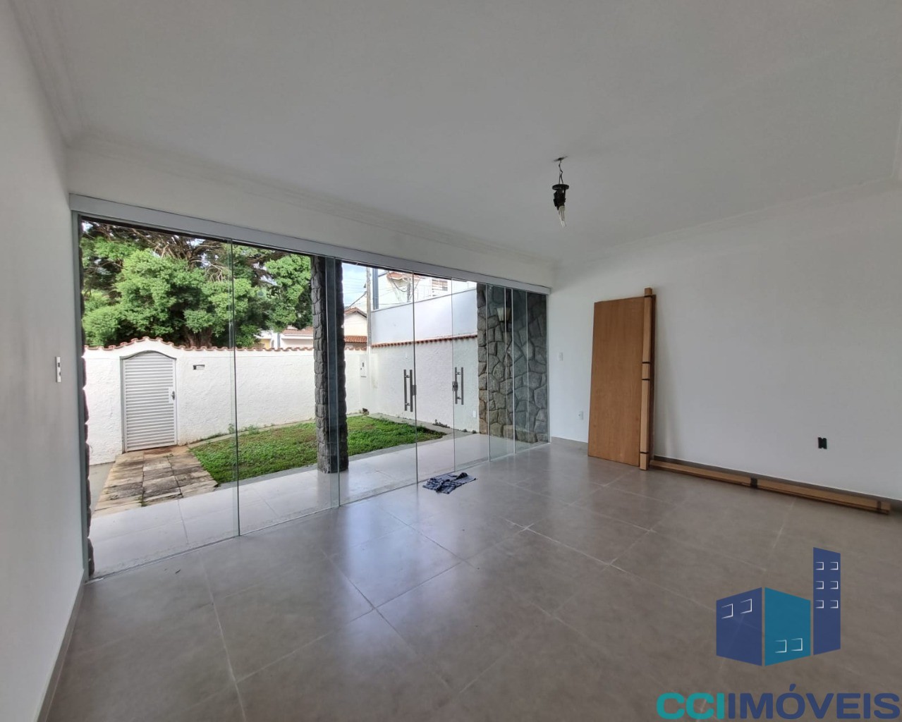 Casa à venda com 3 quartos, 200m² - Foto 2