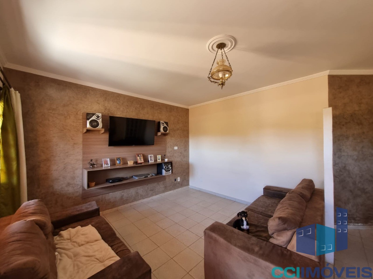 Casa à venda com 3 quartos, 214m² - Foto 1