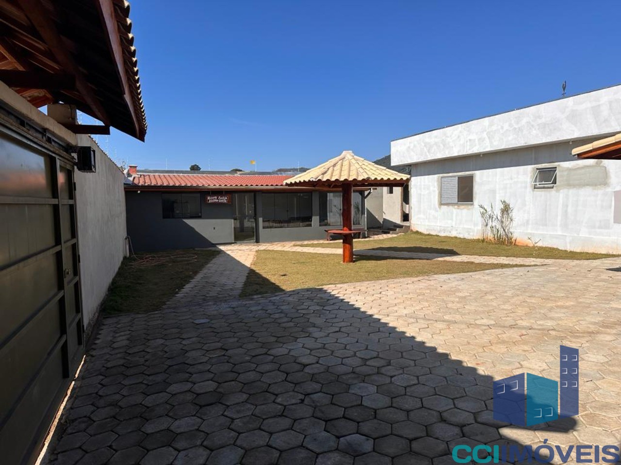 Casa à venda com 3 quartos, 309m² - Foto 4