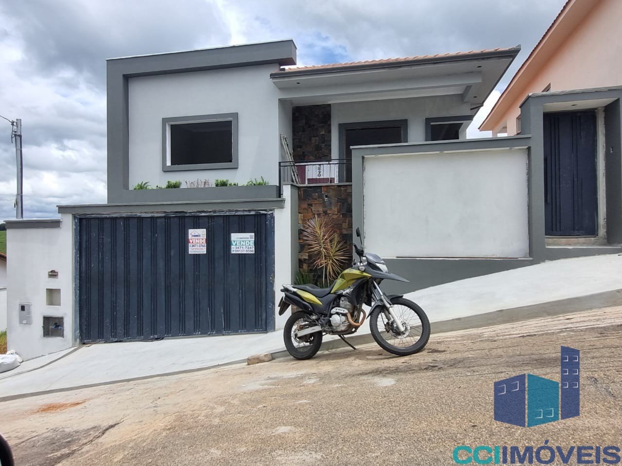 Casa à venda com 3 quartos, 225m² - Foto 1