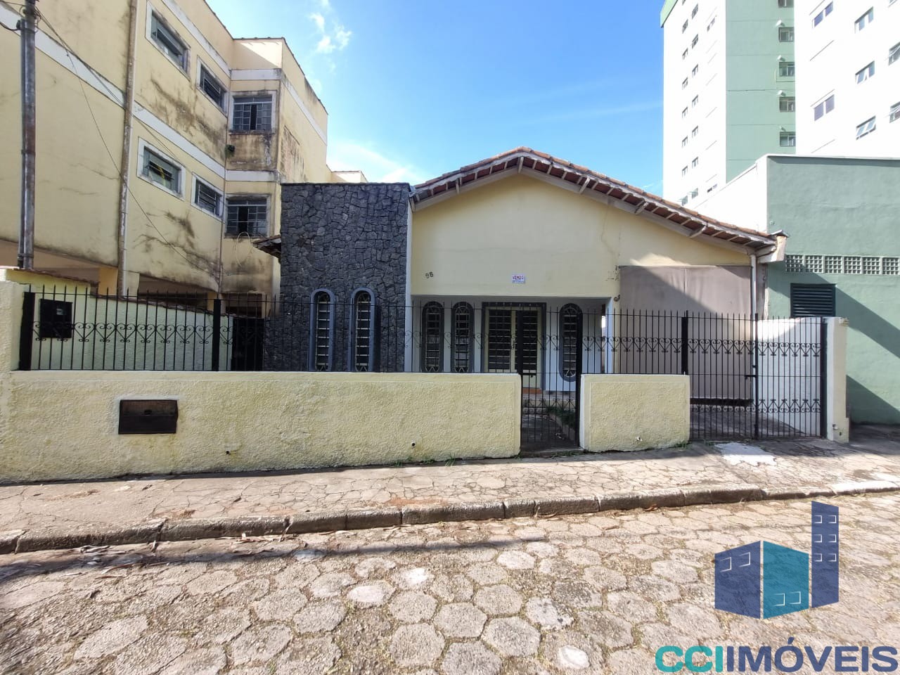 Casa à venda com 4 quartos, 102m² - Foto 1