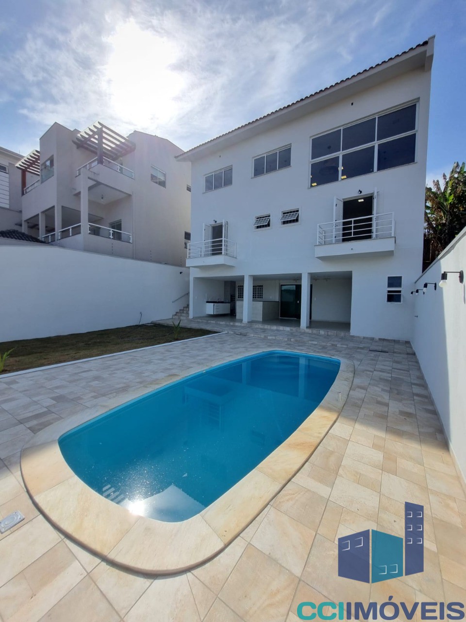 Casa à venda com 4 quartos, 357m² - Foto 1