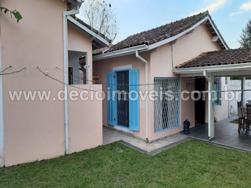 Casa à venda com 5 quartos, 182m² - Foto 2