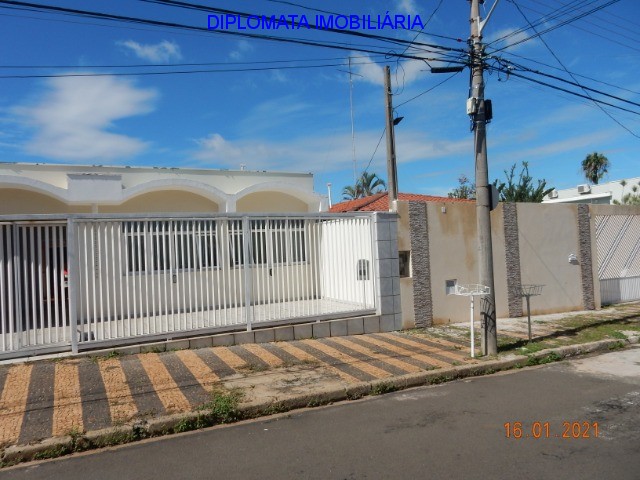 Casa à venda com 3 quartos, 300m² - Foto 1