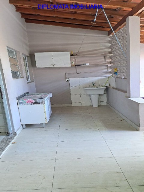 Casa à venda com 2 quartos, 250m² - Foto 2