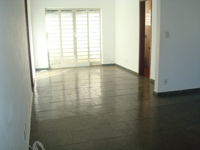 Casa para alugar com 3 quartos, 180m² - Foto 1