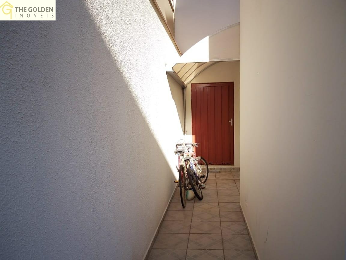 Casa de Condomínio à venda com 3 quartos, 211m² - Foto 2