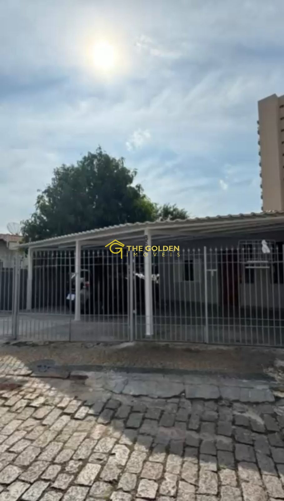 Casa à venda com 3 quartos, 228m² - Foto 1