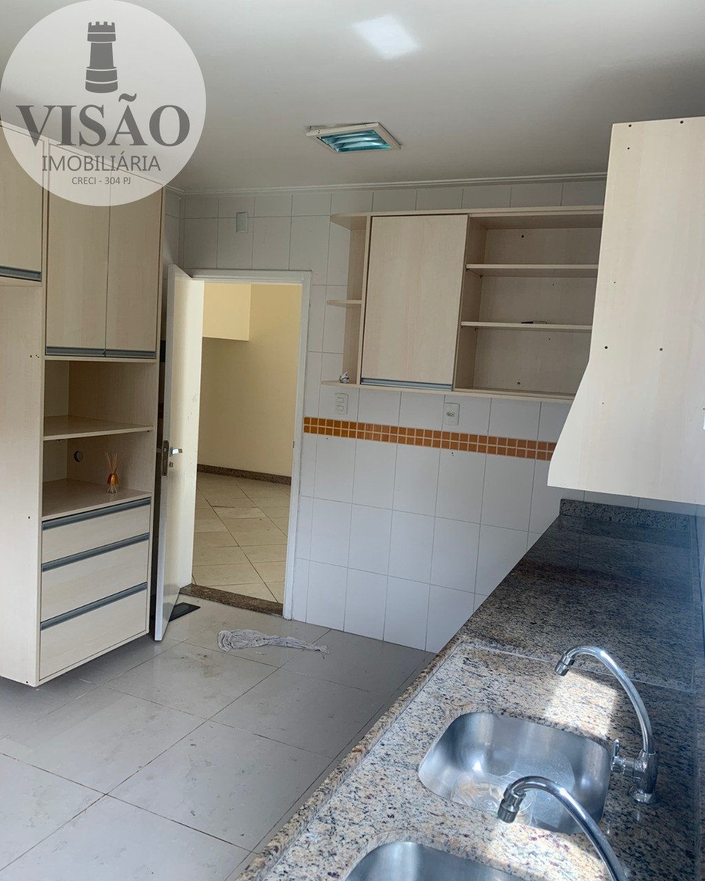 Casa à venda com 4 quartos, 240m² - Foto 2