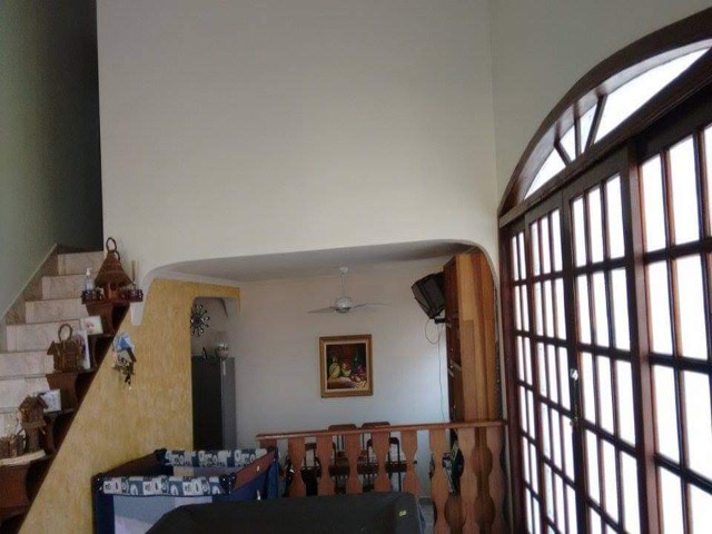 Casa à venda com 2 quartos, 189m² - Foto 1