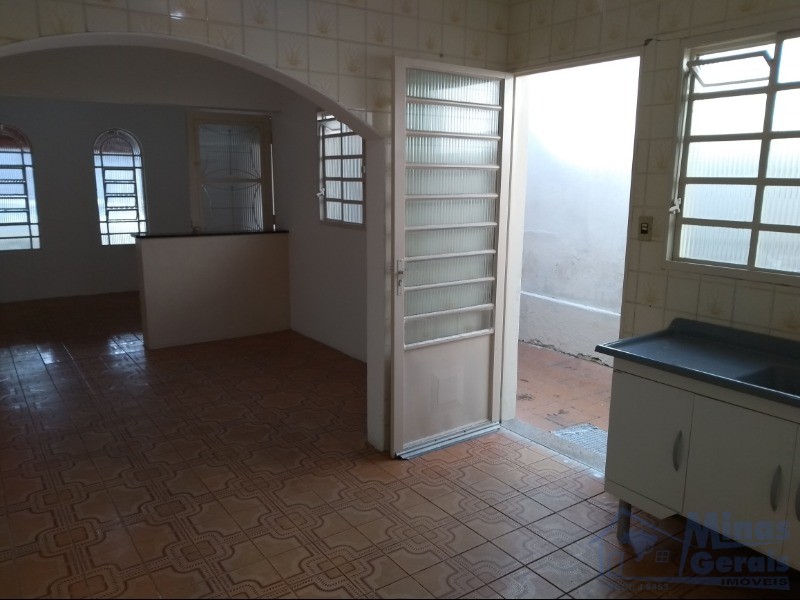 Casa à venda com 1 quarto, 125m² - Foto 2