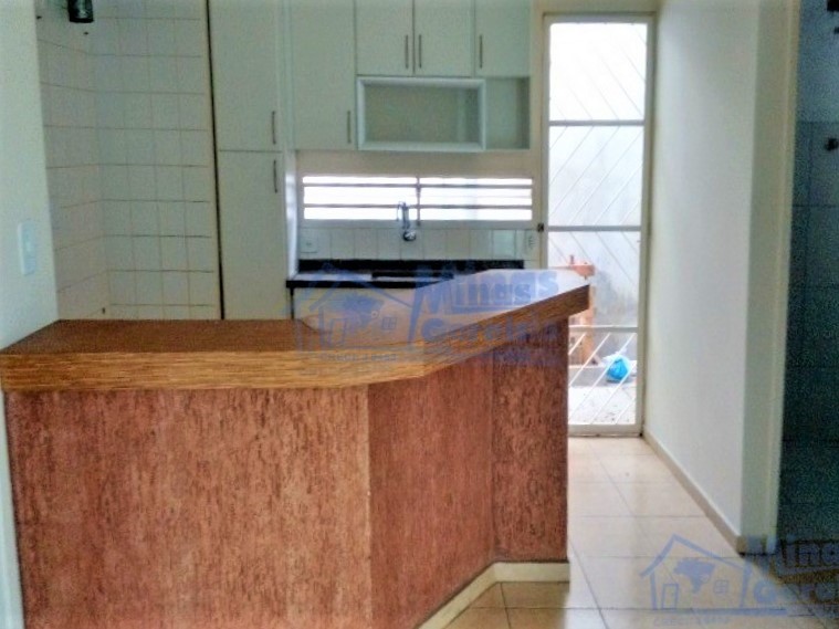 Casa à venda com 2 quartos, 140m² - Foto 2