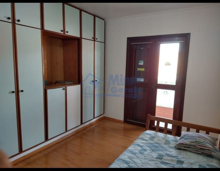 Casa à venda com 5 quartos, 250m² - Foto 3