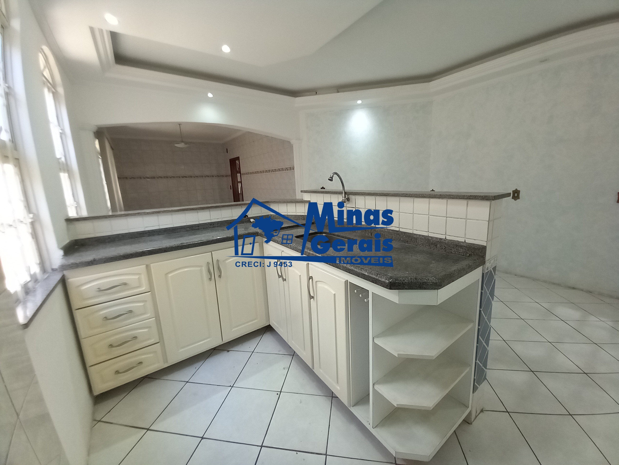 Sobrado à venda com 4 quartos, 250m² - Foto 1