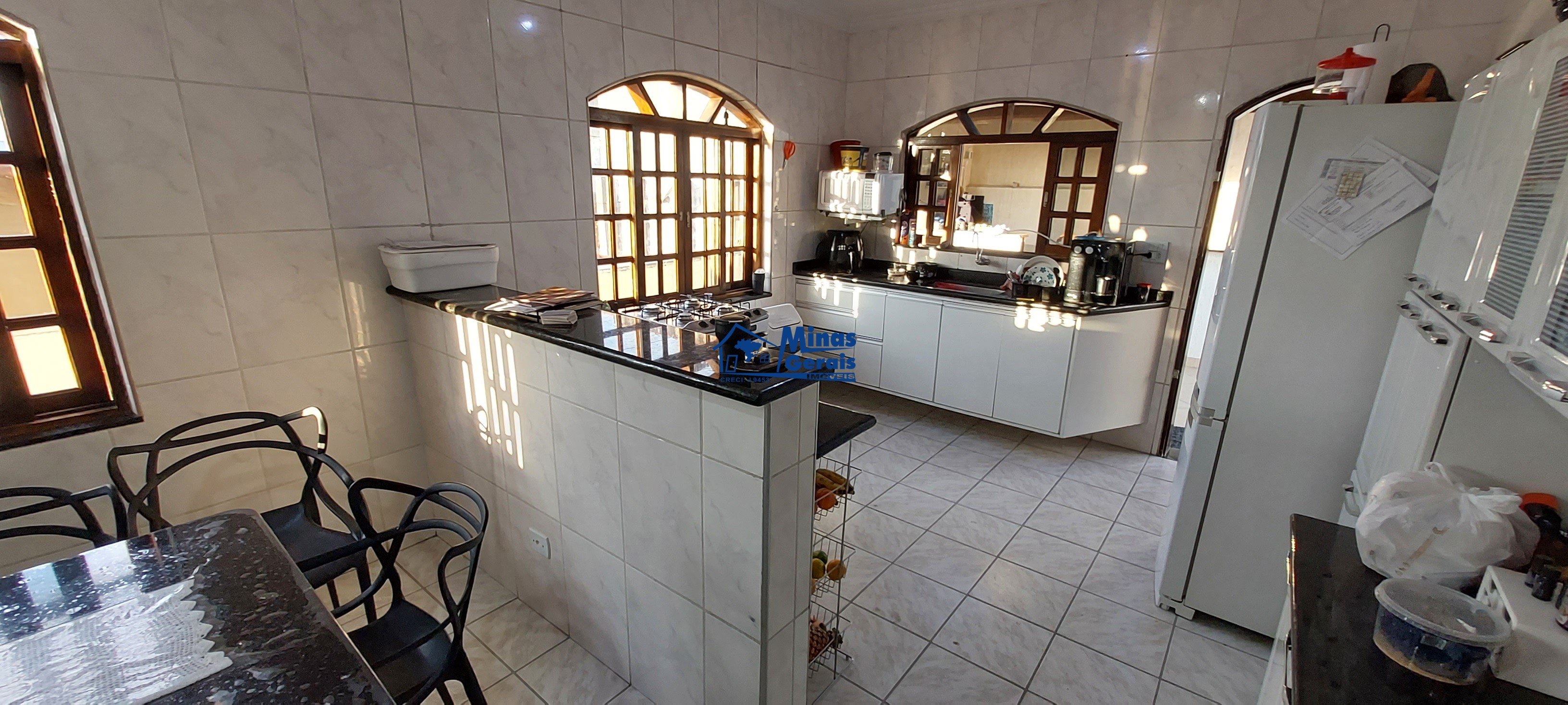 Casa à venda com 4 quartos, 250m² - Foto 3