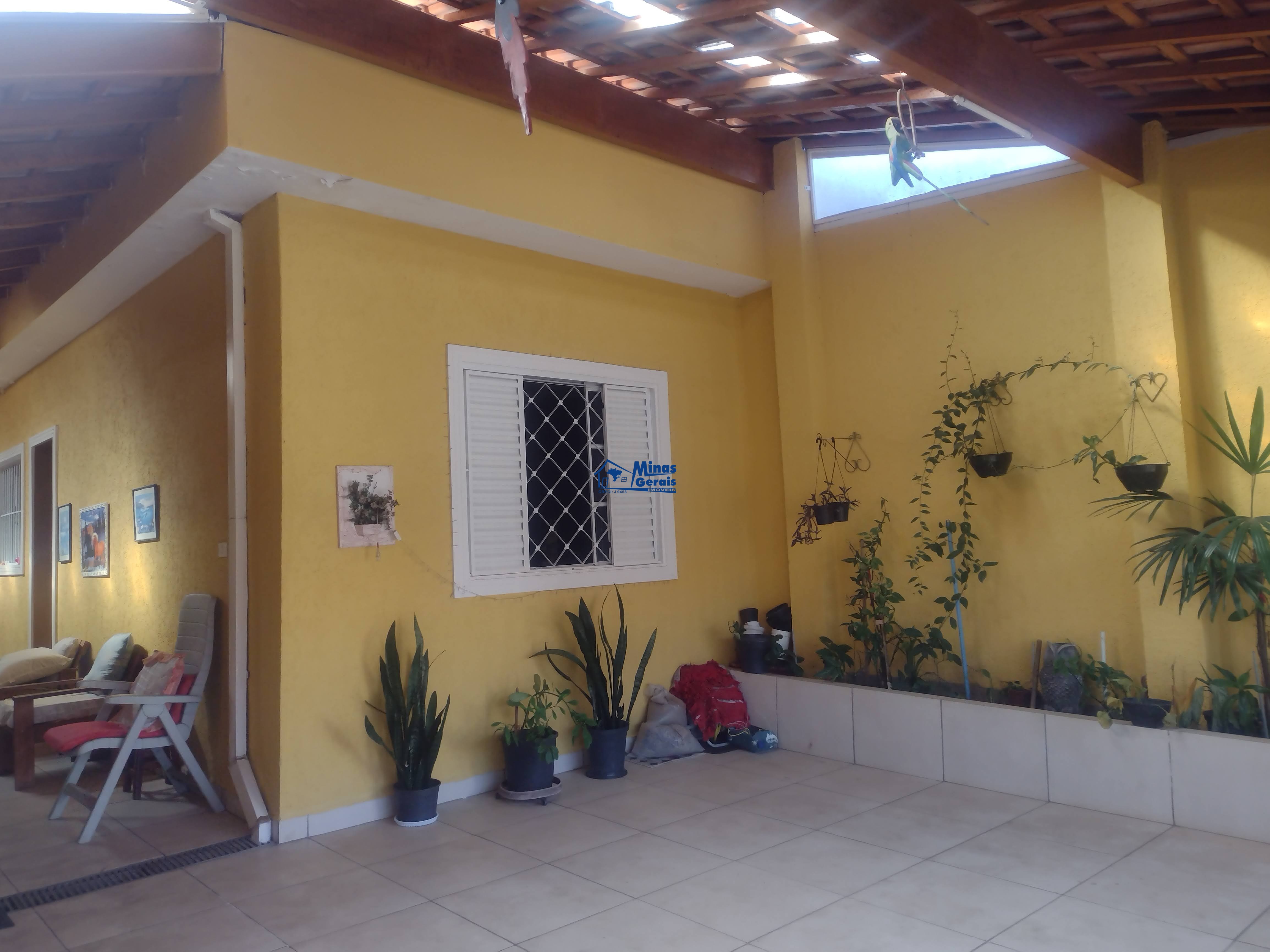 Casa à venda com 3 quartos, 156m² - Foto 1