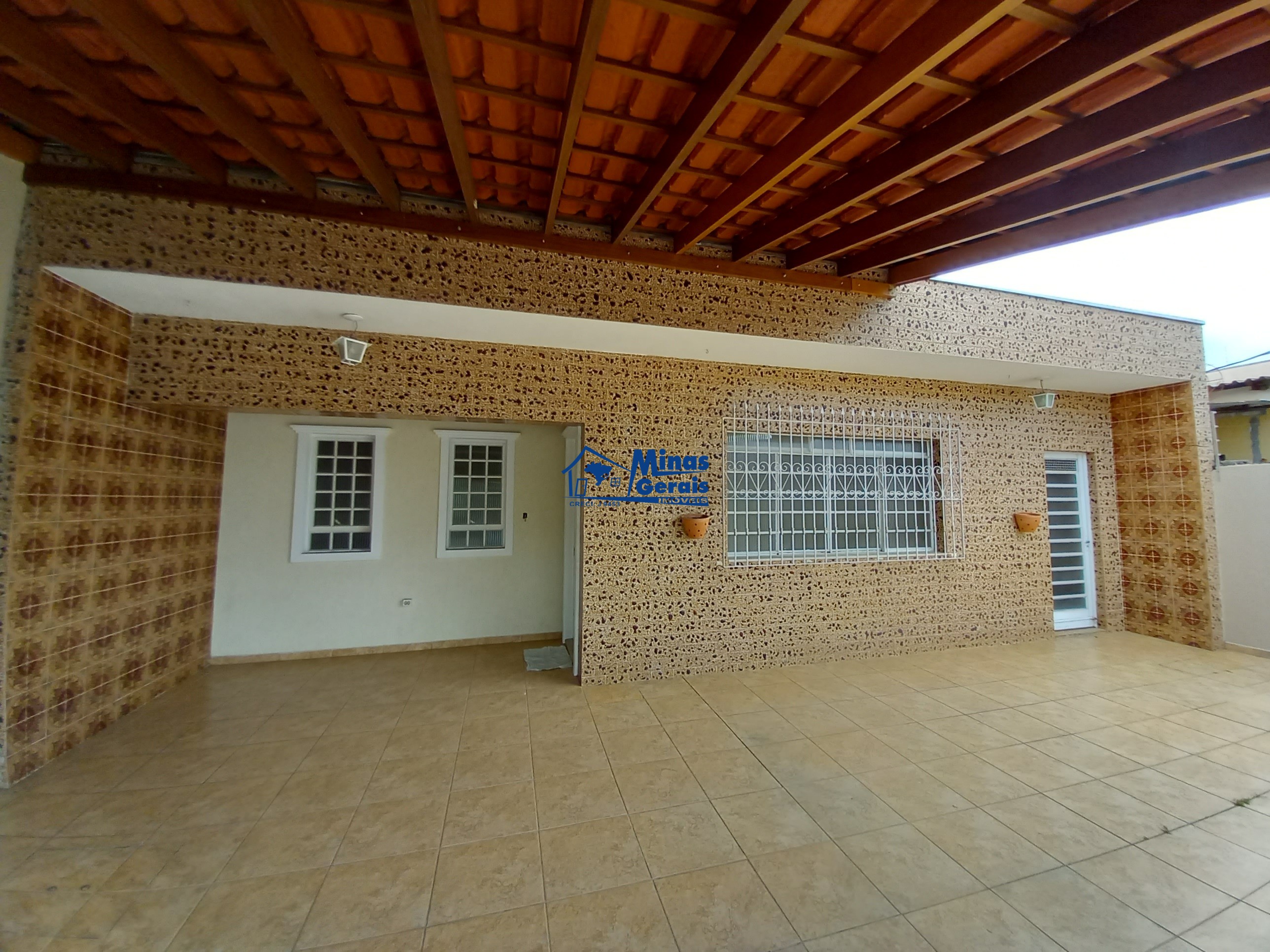 Casa à venda com 3 quartos, 250m² - Foto 1