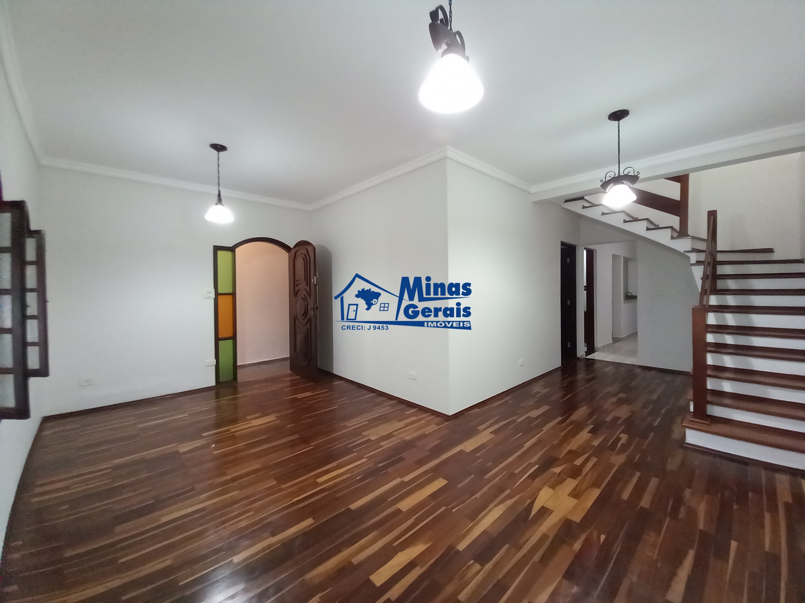 Casa à venda com 4 quartos, 225m² - Foto 1