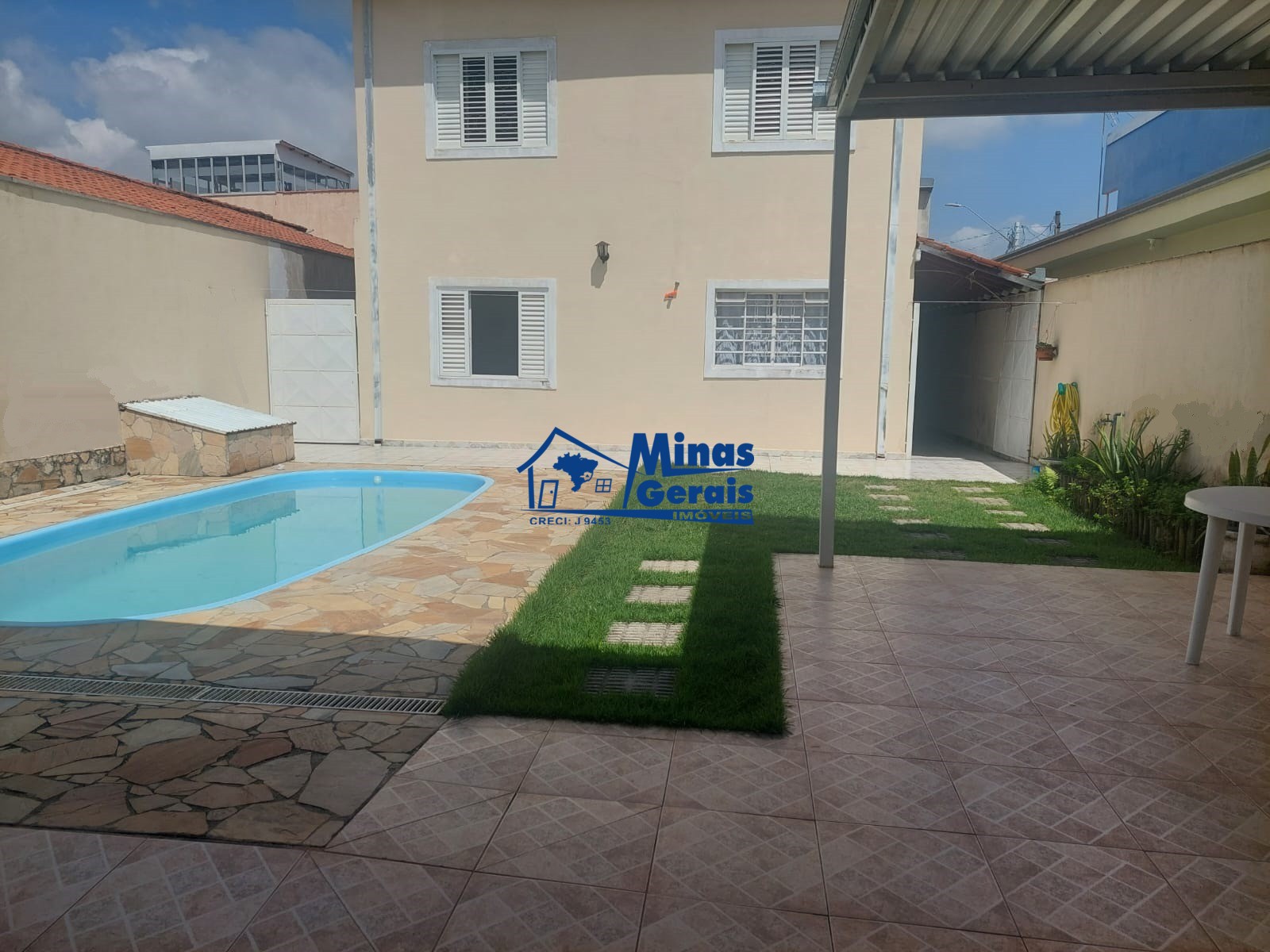 Casa à venda com 4 quartos, 300m² - Foto 1