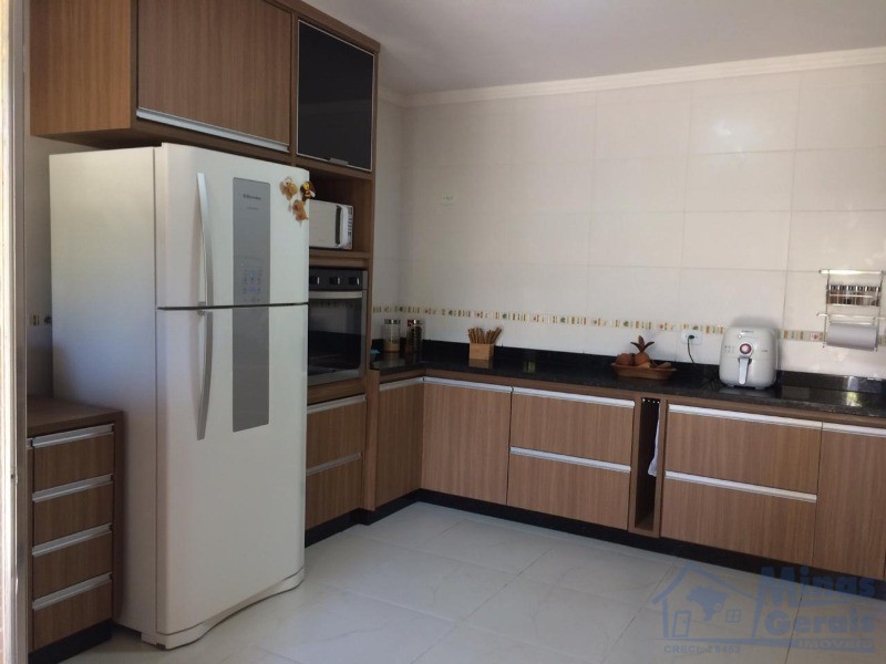 Casa à venda com 4 quartos, 250m² - Foto 11