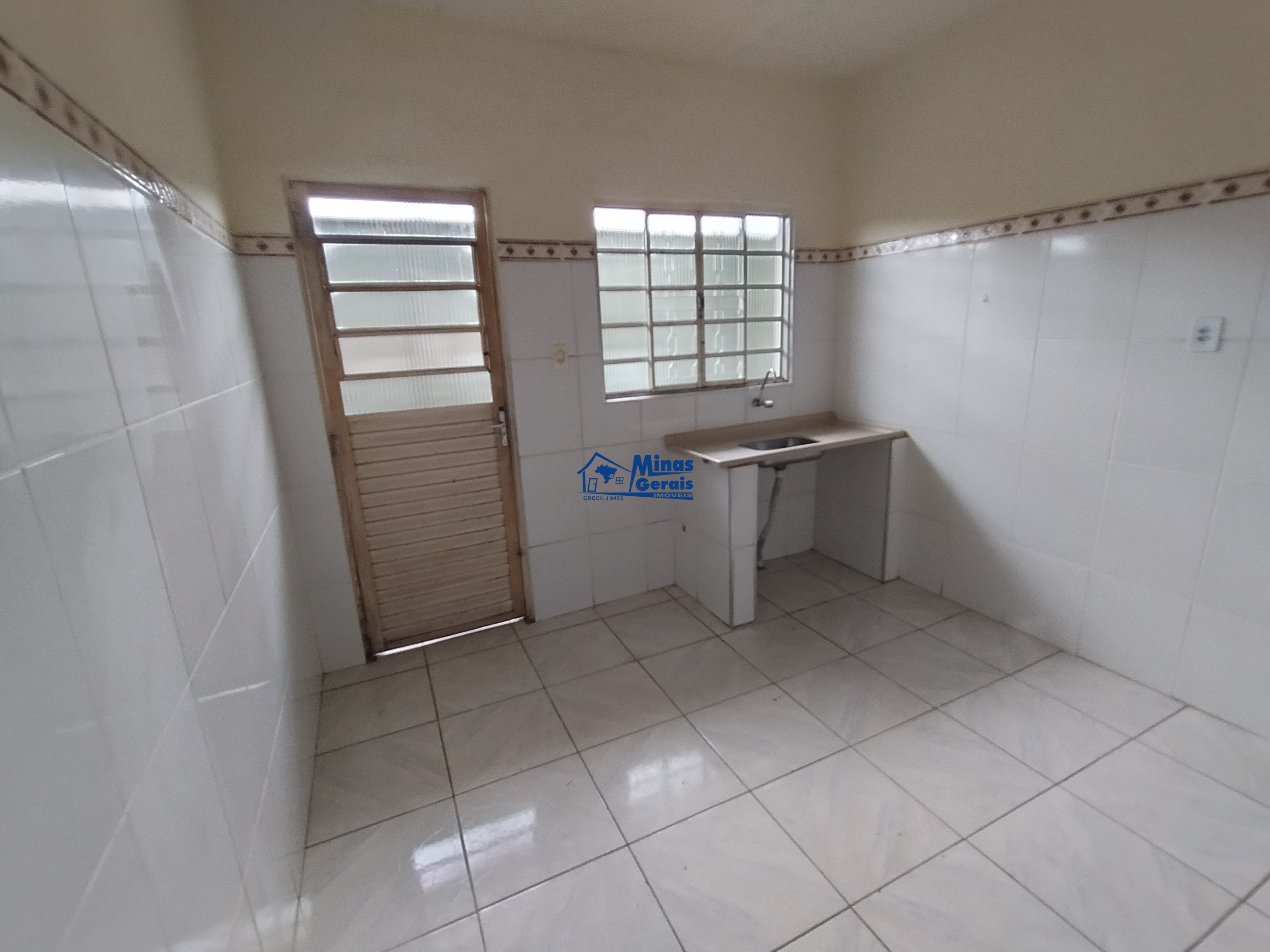 Casa para alugar com 2 quartos, 50m² - Foto 1