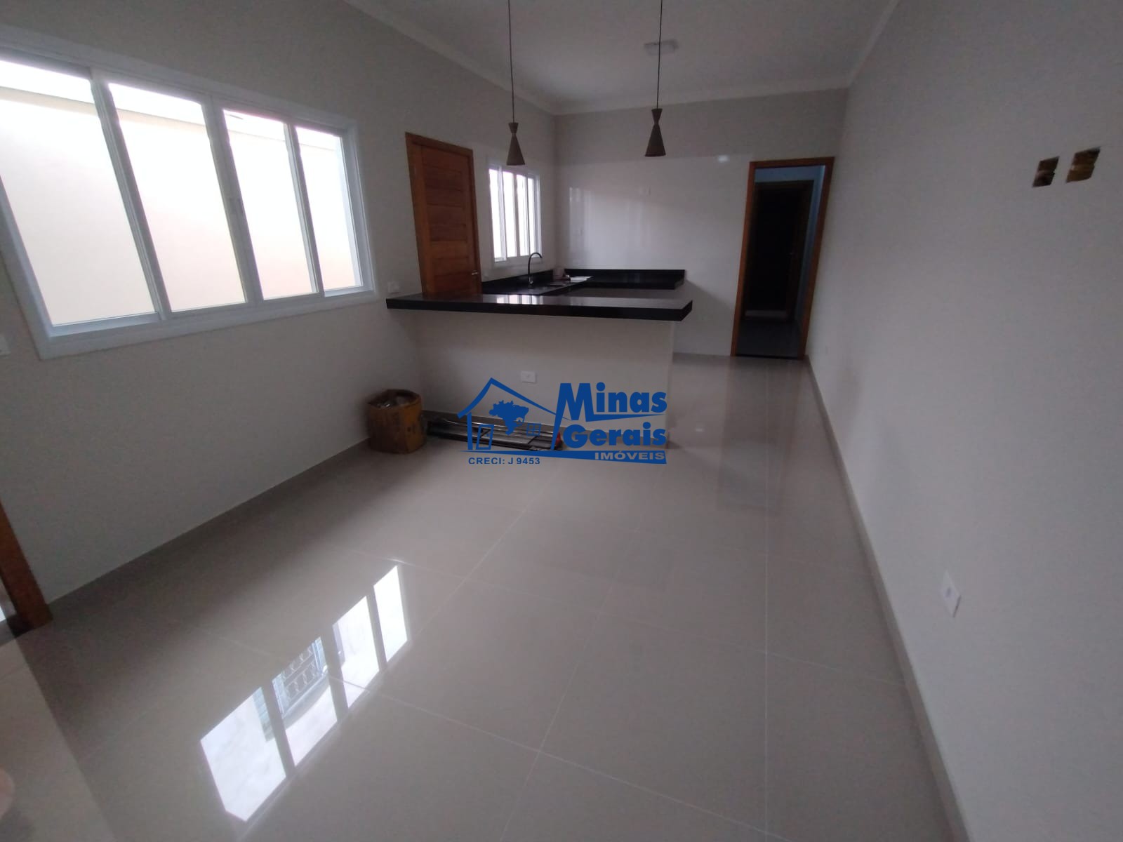 Casa à venda com 3 quartos, 100m² - Foto 1